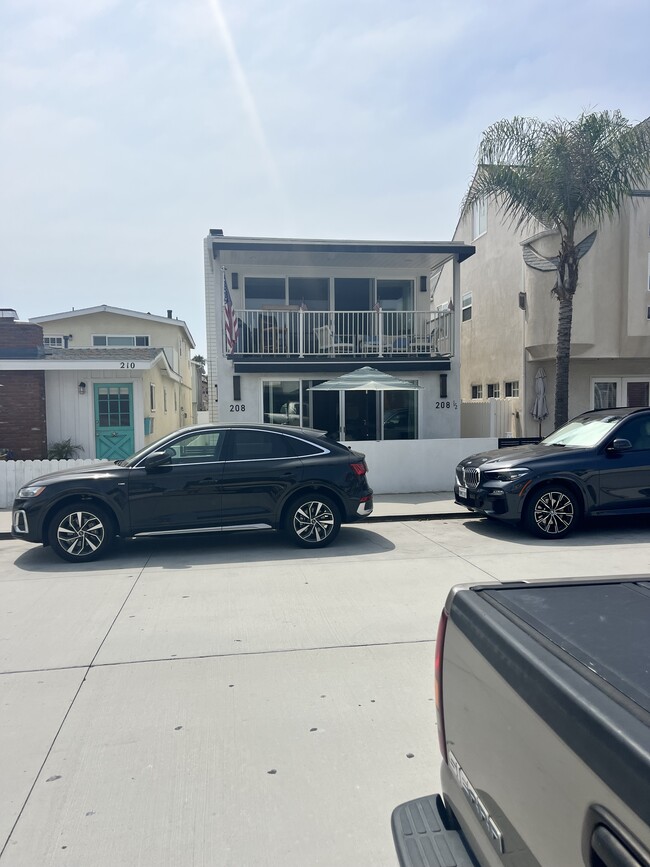 Building Photo - 208 30th St Unit 208.5 208 and one half