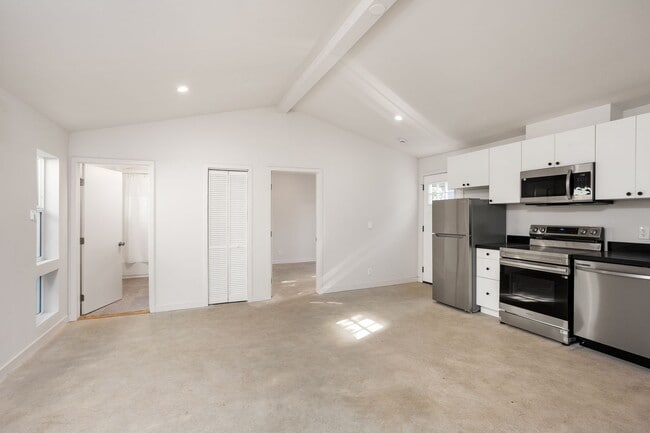 Building Photo - 126 1/2 Franklin Ct Unit 126 Franklin Ct #B