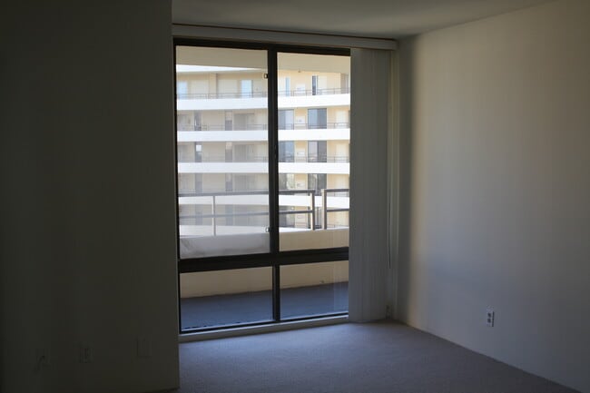 2nd Bedrrom - 4316 Marina City Dr Unit 1027