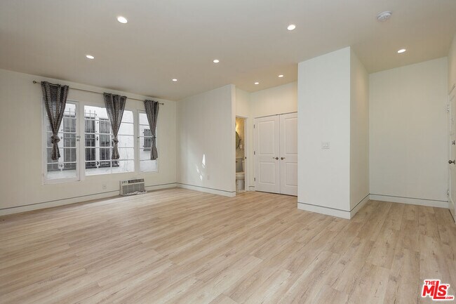 Photo - 7223 Willoughby Ave Unit 103