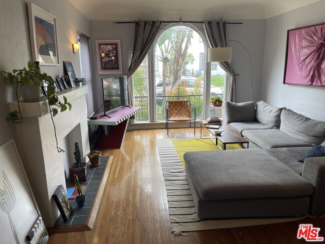 Photo - 325 N Gardner St