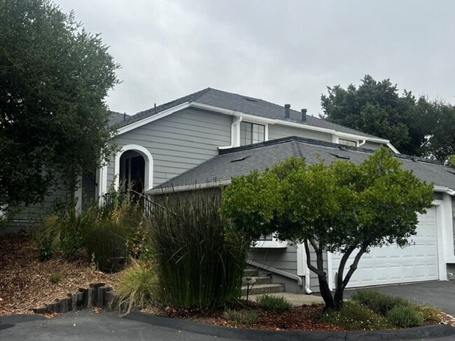 Building Photo - 736 Hillside Dr