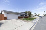Photo - 888 Narwhal St