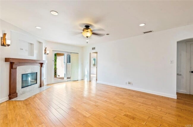 Photo - 4759 Hackett Ave