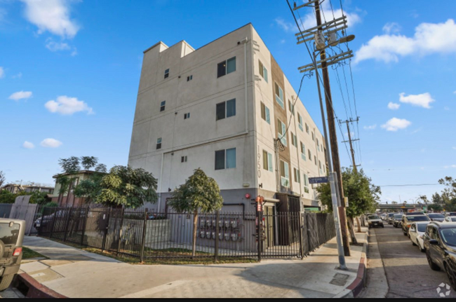 Building Photo - 1950 Normandie Ave Unit 402 Rental