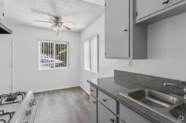 1BR, 1BA - 882SF - Kitchen - 2135 Santa Fe Ave.