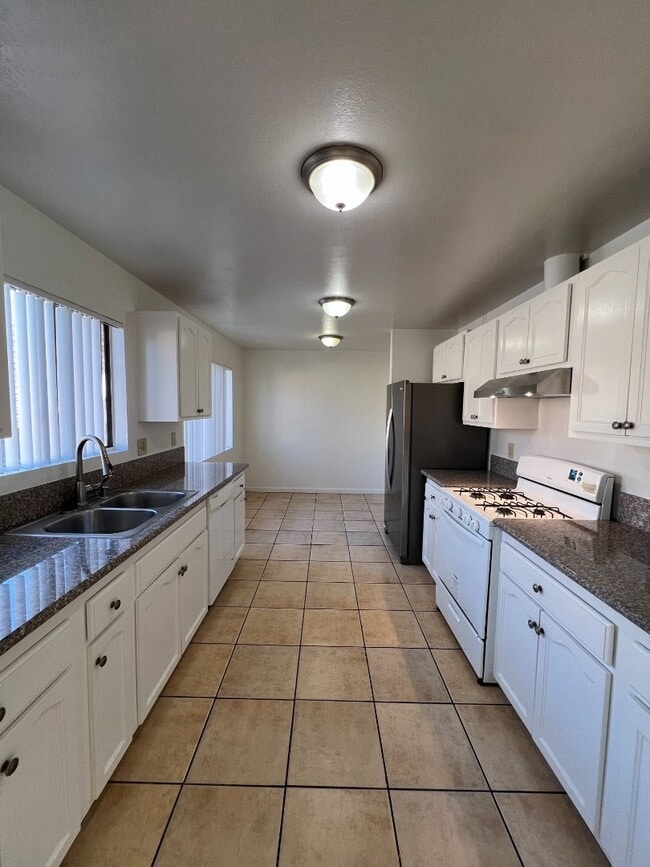 Photo - Light-Filled 4-Bed in San Pedro | Garage Parking, Utilities Included, Prime Location Unit 4