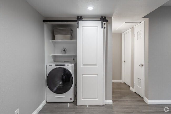 2BR, 2BA - 877SF - Laurel Heights Apartments