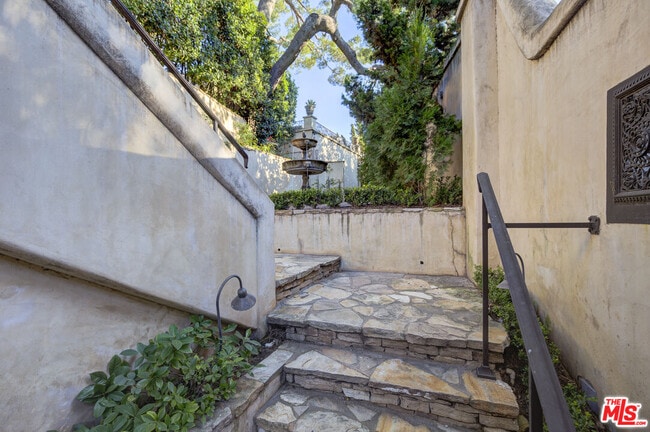 Photo - 2880 Nichols Canyon Rd