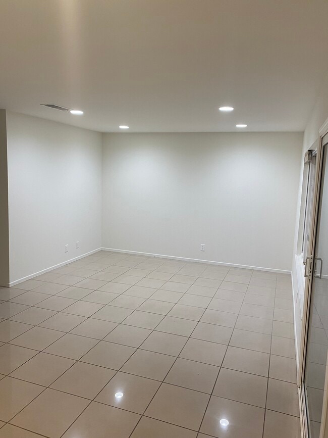 Photo - 851 Hartford Ln