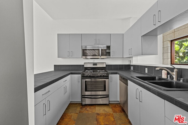 Photo - 343 Rennie Ave