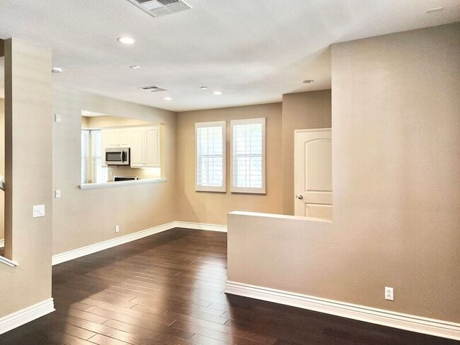 Photo - 112 Hedge Bloom