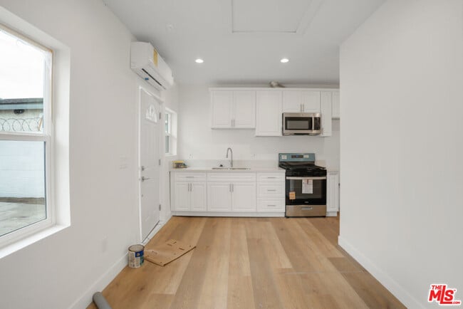 Photo - 527 W 90th St