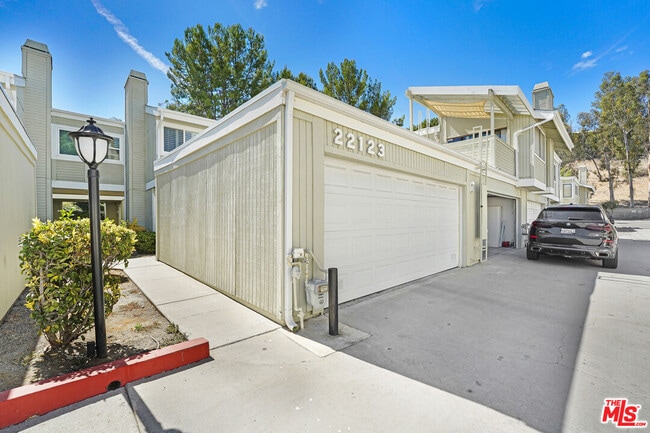 Building Photo - 22123 Burbank Blvd Unit 2