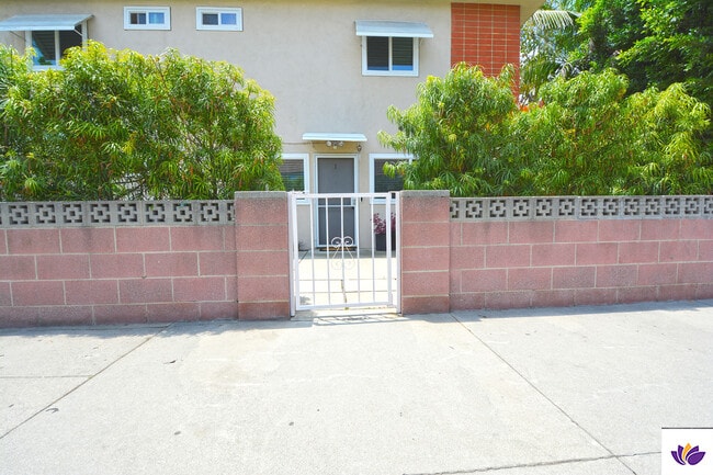 Building Photo - 10854 Morrison St Unit #1