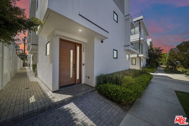 Photo - 733 N Gramercy Pl