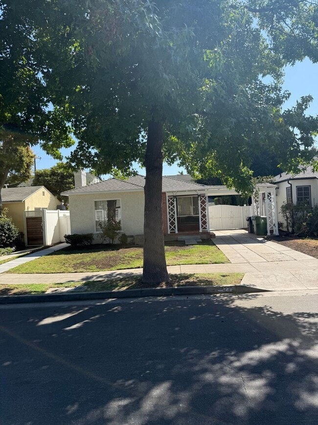 Photo - Charming 3 bedroom, 2 bathroom Traditional home in the highly desirable Rancho Park / West Los An...