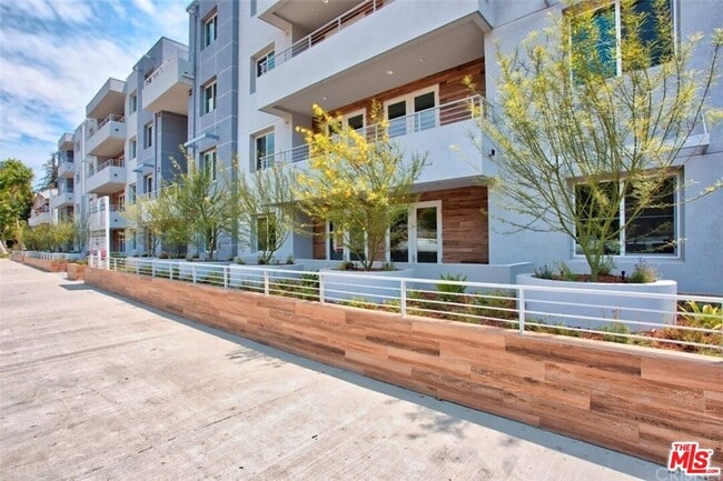 Building Photo - 4240 Laurel Canyon Blvd Unit 402