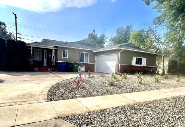 Building Photo - Freshly Renovated Gem with Incredible Floo...