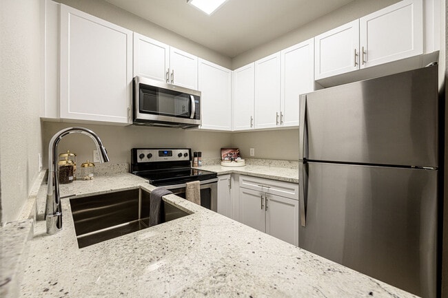 Building Photo - El Paseo