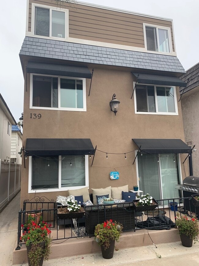 Building Photo - 7th Street - Seal Beach Unit B