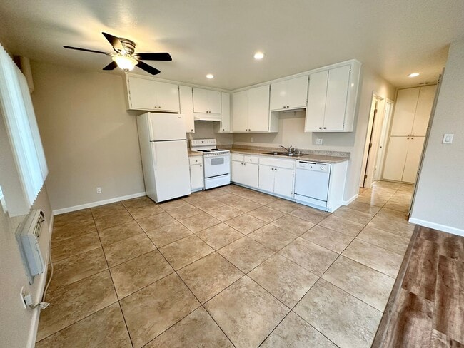 Building Photo - 9906 Buena Vista Dr Unit A
