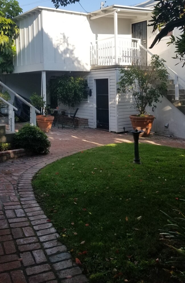 area in front - 1033 Aviation Blvd