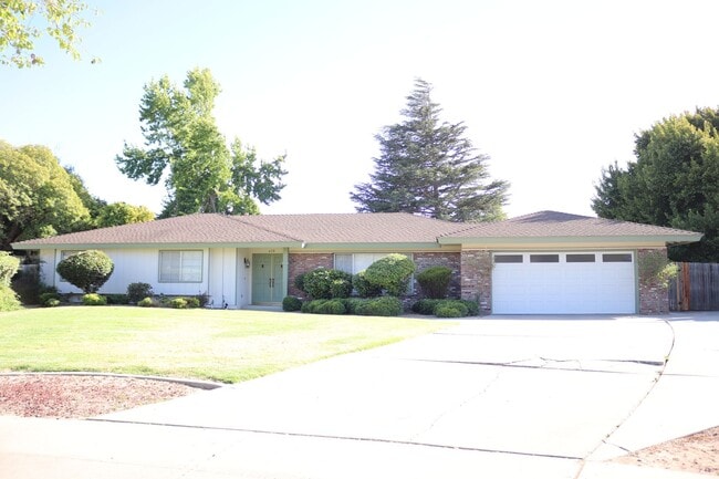 Building Photo - **Single-Story Foxenwoods Home on a Cul-de-Sac – Spacious Yard!**