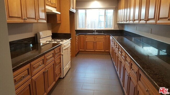 Building Photo - 15746 Magnolia Blvd Rental