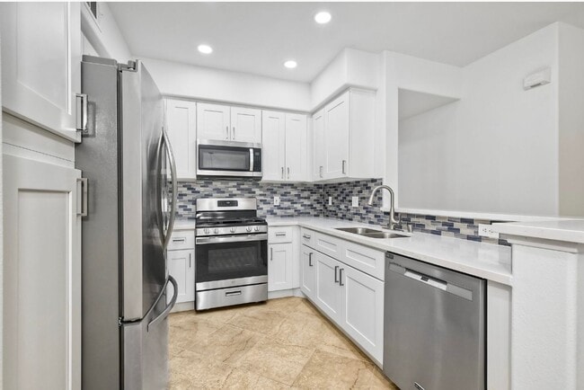 Newly Remodeled - Stunning 2 Bedroom, 2 Ba... - Newly Remodeled - Stunning 2 Bedroom, 2 Ba... House