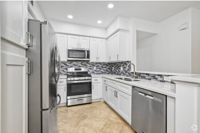 Building Photo - Newly Remodeled - Stunning 2 Bedroom, 2 Ba... Rental