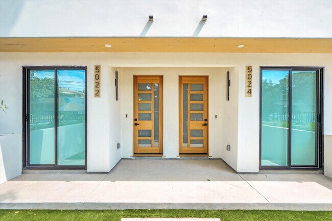 Photo - 5022 Cahuenga Blvd