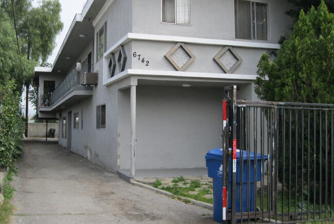 Building Photo - 6742 Farmdale Ave Unit 4