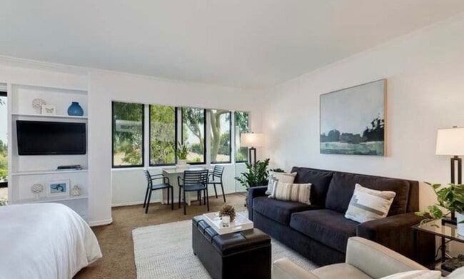 Building Photo - 950 N Kings Rd Unit 346