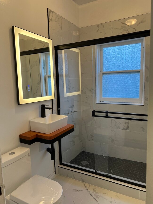 Photo - 2041 N Vermont Ave Unit 203