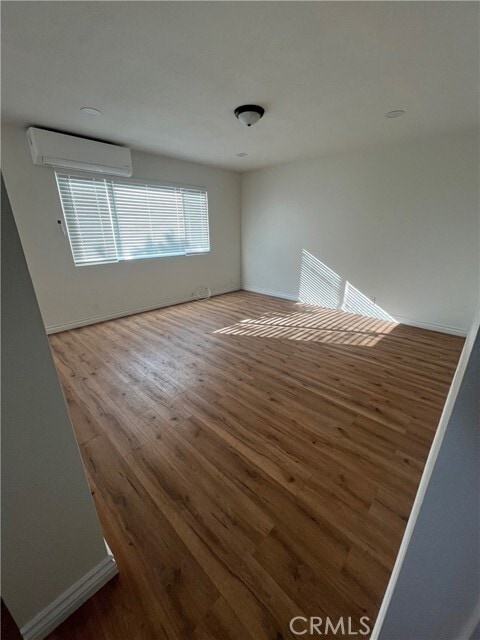 Photo - 9327 Myron St