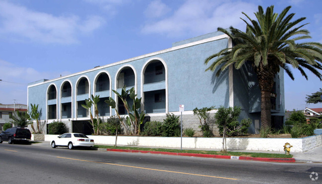 Building Photo - 1635 West Blvd Rental