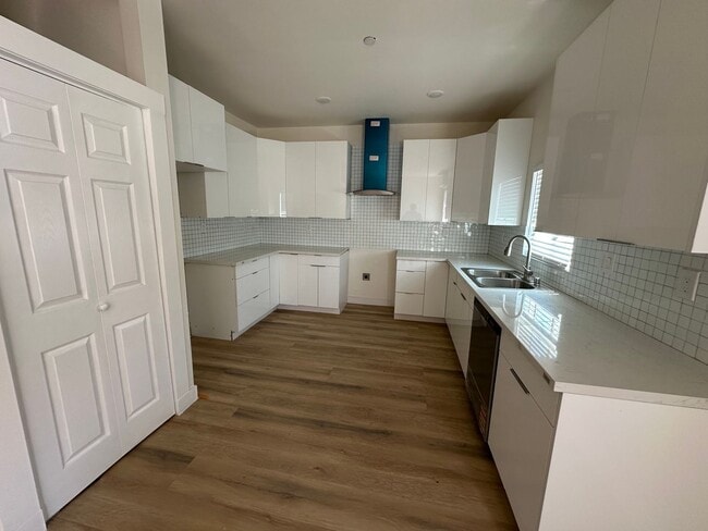 Photo - 165 W 75th St Unit 163