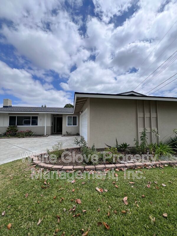Building Photo - 1006 E Brookdale Pl