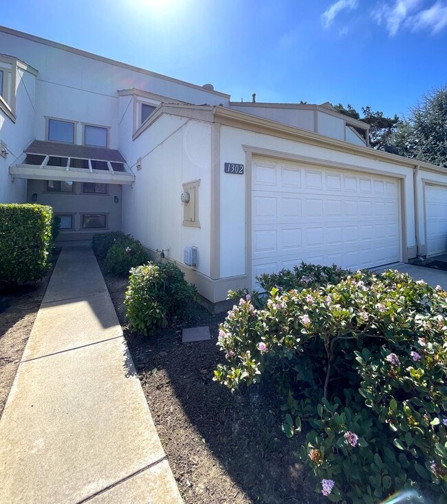 Building Photo - Upgraded Linda Vista Village Townhome.