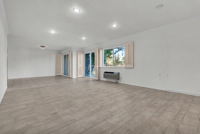 Photo - 2370 Via Mariposa W