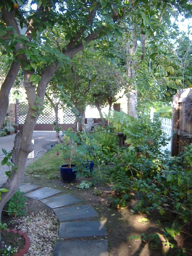 Lake Balboa Studio Guest House - 6601 N Louise Ave
