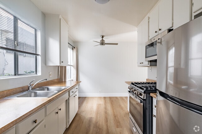 1BR, 1BA - 600SF - Kitchen - 921 N. Cedar St.