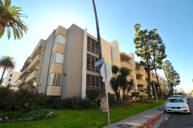 Photo - 5th Street Apartments- Luxurious Bedrooms with Covered Parking! Call Now!