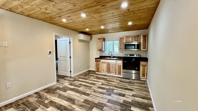 Photo - 1 Bedroom Cabin in town