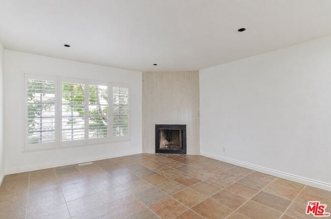 Building Photo - 5820 Yolanda Ave Unit 5