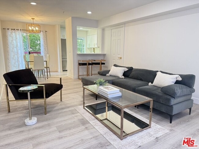 Building Photo - 432 N Kenwood St Unit 214