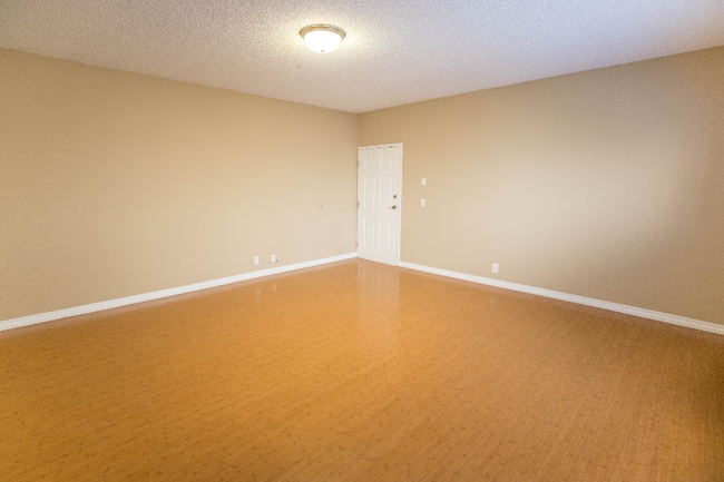 Photo - 1939 Beloit Ave Unit 104