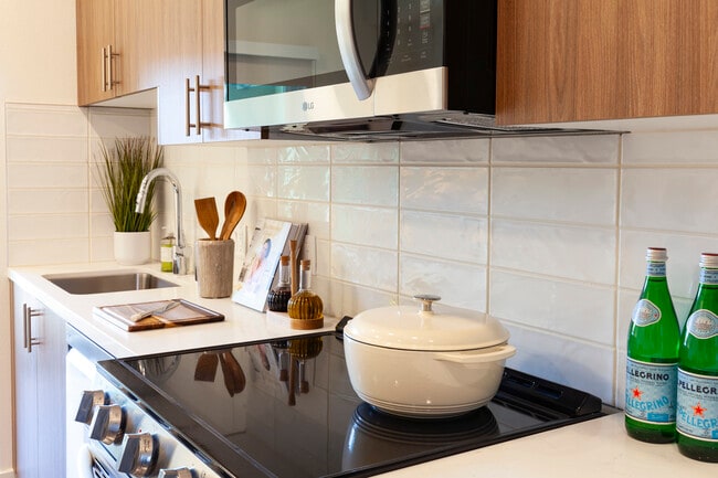 Building Photo - Pendant on Topanga
