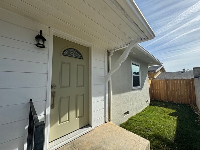 Building Photo - 2 Bed/ 1 Bath